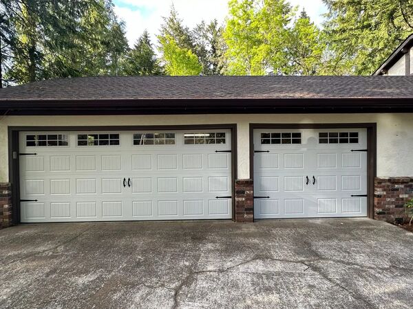 Carriage House garage door installed in Jacksonville, FL